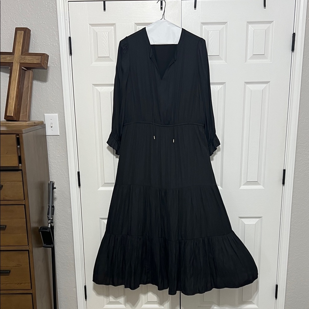 Women’s Black Long-Sleeve Tiered V-Neck Dress